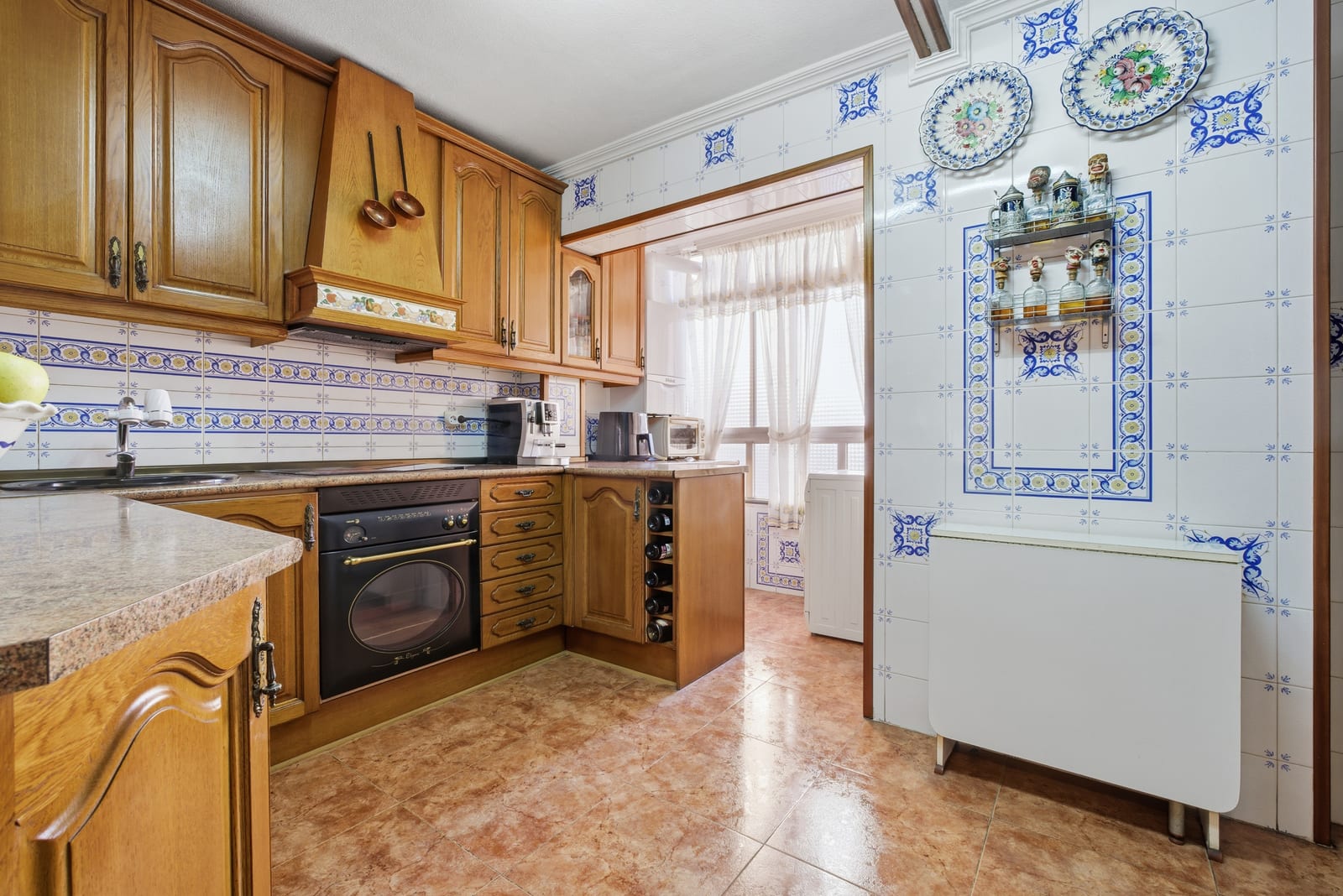 Salón con paredes verde menta, sofá gris con cojines azules y suelo ajedrezado